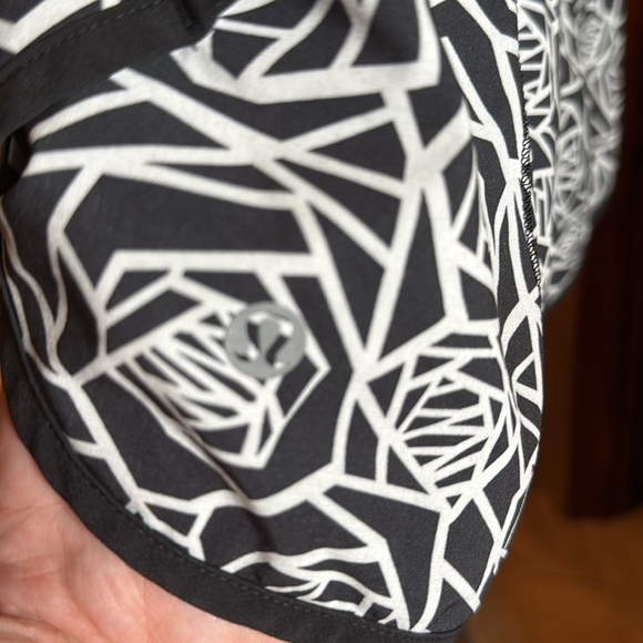 Lululemon Speed Short (2 1/2") Black White Geometric Size 6 - Picture 4 of 8
